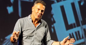 Non ci facciamo riconoscere, va in scena l'arguta ironia di Marco Falaguasta