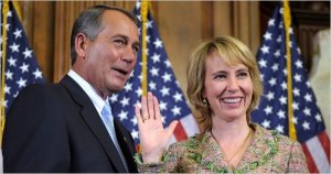 Strage a Tucson, 6 morti e 18 feriti tra cui la deputata democratica Gabrielle Giffords
