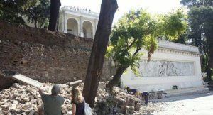 Crollo del Muro di Valadier: tutti a pontificare