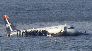 Aereo precipita nel fiume Hudson. Le prime foto su Twitter