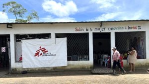 Medici senza Frontiere ha portato cliniche mobili in villaggi colpiti dal conflitto e con un accesso insufficiente alle cure sanitarie. In questa foto, clinica aperta nel villaggio di Laureles II, ad Arauca. Foto di Santiago Valenzuela – Medici senza Frontiere, usata con autorizzazione.