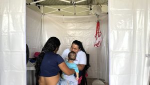 A Laureles II, Medici senza Frontiere assiste donne con neonati in braccio che non avevano ricevuto tutte le vaccinazioni o che soffrivano di disturbi di stomaco a causa della scarsa qualità dell'acqua. Foto di Santiago Valenzuela – Medici senza Frontiere, usata con autorizzazione.