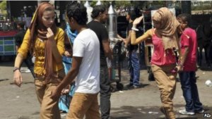 Mettersi (letteralmente) nei panni di una donna sola per le vie del Cairo