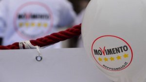 Legge anti-movimenti: ora i grillini scelgano