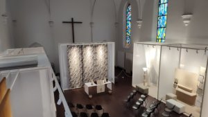 La chiesa della comunità protestante di Milano con l'installazione di Alessandro Bini