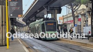 Tram linea 5 a Roma in transito vicino a via Daniele Manin durante modifiche per lavori sui binari presso Termini