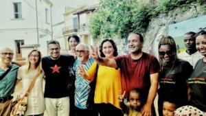 Mimmo Lucano resta sindaco di Riace. Continua a funzionare il modello di accoglienza che fa rifiorire l'umanità