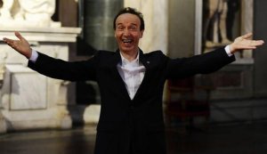 Festa del PD: Benigni dichiara il suo amore a Bersani ed entra in scivolata su Grillo