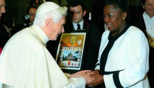 Ratzinger contro eutanasia, aborto e matrimonio omosessuale riceve promotrice ugandese della legge ‘ammazza-gay'