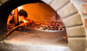 Anche per fare la pizza serve l'albo dei pizzaioli?
