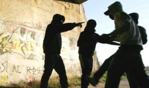 Delinquenza a Monte di Procida, sfasciata un'auto da Baby Gang