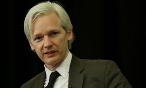 Julian Assange si consegna alla Polizia Inglese