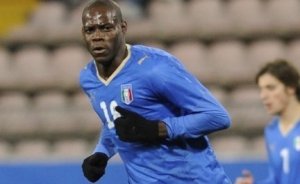 Mario Balotelli è italianissimo: ce lo dicono i tifosi romeni che lo fischiano non perché nero ma perché veste la maglia azzurra
