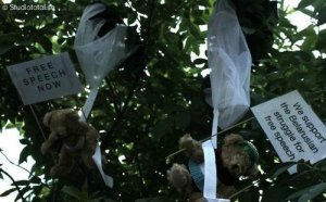 Bielorussia, la protesta degli orsacchiotti di peluche