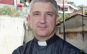 Il parroco di Lerici: “Femminicidio? Colpa delle donne che provocano”
