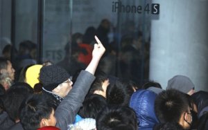Pechino: rimandato il lancio dell'iPhone 4s, scontri tra la folla e lancio di uova (VIDEO)