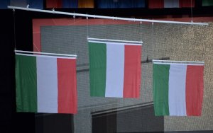 Le bandiere sgualcite delle Olimpiadi