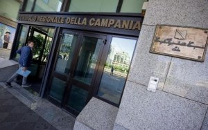 Regione Campania: il secondo stipendio dei consiglieri. Rimborsate sigarette, alcolici e tinture per capelli