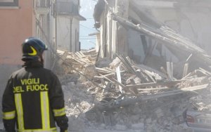 Terremoto, il giorno del silenzio. La lezione di Napolitano al Cavaliere