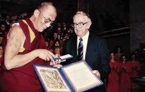 Nel giorno della consegna del Nobel all'UE, un omaggio a chi lo meritò nell'anno che ha cambiato la storia