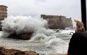 Nuova emergenza maltempo: il vento provoca crolli. Anche i clochard a rischio gelo
