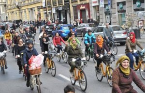 Milano, pedalata delle donne musulmane contro la discriminazione