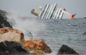Costa Concordia continua ad affondare: rischio ambientale