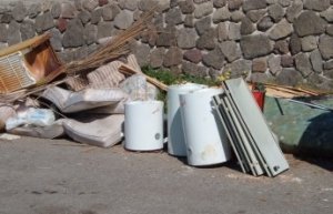 Carcere per chi abbandona rifiuti, ma solo in Campania