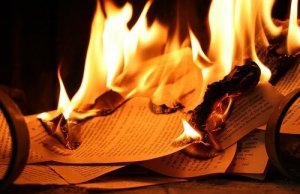 Via i libri degli amici di Battisti dalle biblioteche