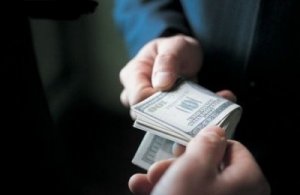 Italia: ogni anno un po' più corrotta e sempre più povera
