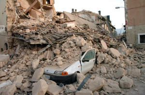 VIOLENTO SISMA SCUOTE L'ABRUZZO, CROLLI E VITTIME