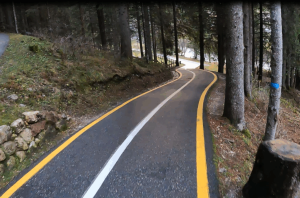 La ciclabile della val di Fassa e Fiemme - bosco in discesa - Natale La ciclabile della val di Fassa e Fiemme - bosco in discesa - Natale