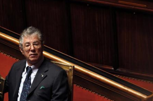 Il doppio ricatto di Bossi. A Berlusconi e al Paese