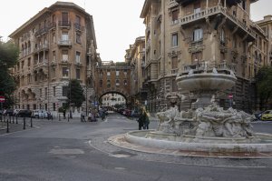 Pedonalizzazione di piazza Mincio nel quartiere Coppedè a Roma con Fontana delle Rane e architetture liberty