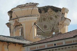 Le bugie di Berlusconi. Il miracolo de L'Aquila è solo propaganda