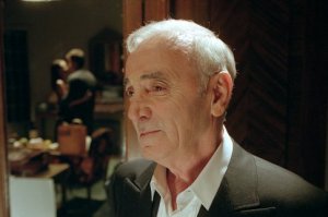 Charles Aznavour si rifiuta di cantare con Berlusconi: mezza Francia se la ride