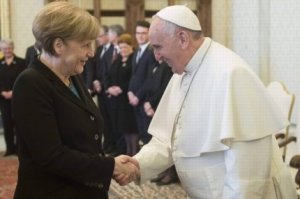 Merkel III udienza privata da Papa Francesco. Temi: Ucraina, G7, lotta alla povertà, difesa della salute