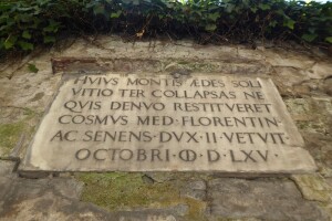 “In data 2 ottobre 1565 Cosimo dei Medici, duca dei Fiorentini e dei Senesi, proibì a chicchessia di ricostruire gli edifici di questo colle, crollati tre volte per l'instabilità del terreno” - La targa dell’editto di Cosimo I del 1565 tuttora presente in via de’ Bardi, particolare