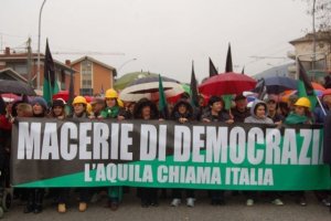 L'Aquila sveglia l'Italia. Migliaia di manifestanti per le vie del centro
