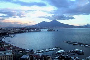 Fuori dal Porto di Napoli la portaerei nucleare di Bush