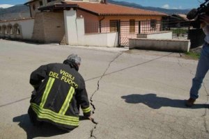La caduta libera dell'Italia e la zona franca dell'Aquila
