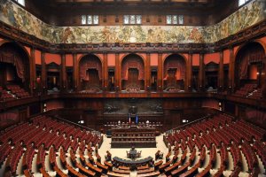 Scricchiolii sinistri dai palazzi del potere