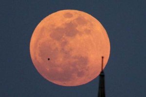 Questo weekend la luna si tinge di rosa