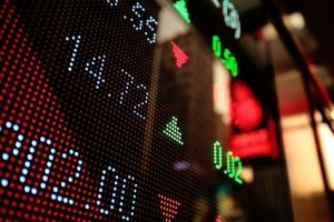 Il Finanzcapitalismo mondiale, cancrena della democrazia… e le idiozie dei nostri politici