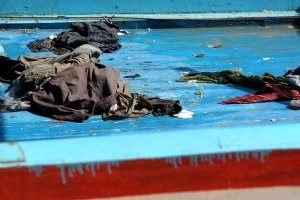 Mediterraneo rosso sangue. Un cimitero in mare aperto dopo la strage di migranti