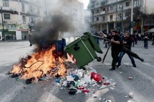 La protesta infiamma la Grecia