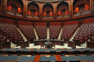 Tra antipolitica e antiparlamentarismo: il rischio della messa in mora della democrazia
