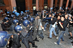 Forze dell'ordine | Altro che mele marce, in Italia c'è un laboratorio sulla repressione sociale
