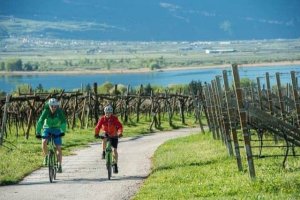 viaggiare in bici al lago caldaro