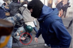 Il delirio della politica si fa scudo con le forze dell'ordine. Roma: è scontro tra padri e figli